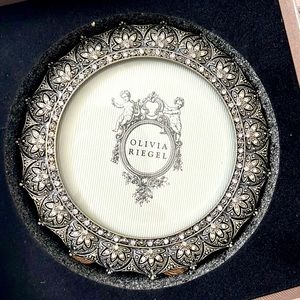 Olivia Riegel - Beautiful Antique Round Silver Frame